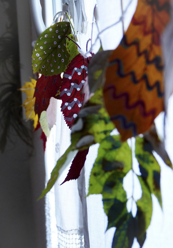 bunte Blätter am Fenster