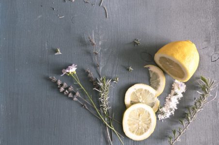 Microdermabrasion mit Zitrone, Backpulver und Lavendelöl